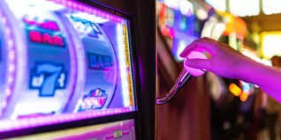 မြန်မာ ကစားသူများ Kyat77 Slots မိုဘိုင်းဖုန်းမှ ကစားနေသောပုံ